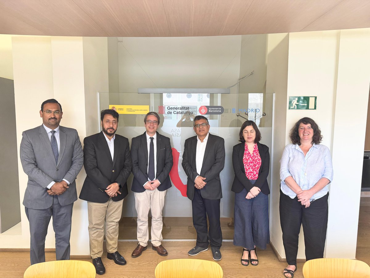 El Embajador de Pakistán en España se reunió con el Director General de <a href="/CasaAsia/">Casa Asia</a> , Sr. José Pintor Aguilar. Dialogaron sobre oportunidades para reforzar la cooperación 🇵🇰🇪🇸 en los ámbitos de la cultura, la educación y los intercambios entre pueblos. #Pakistan #España