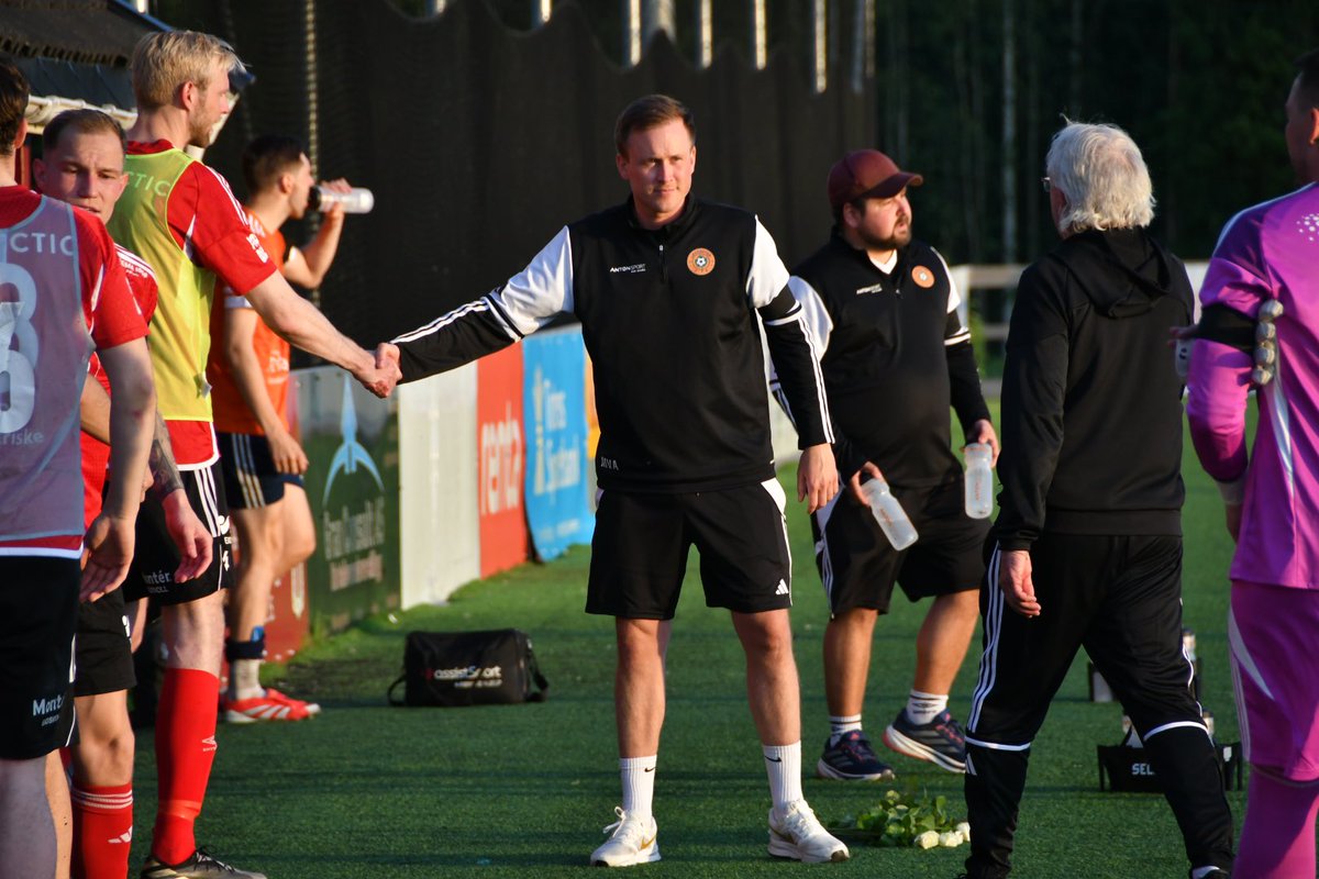 I kveld blir det <a href="/AFjellhamar/">Fjellhamar A-lag</a> - <a href="/EidsvoldIF/">Eidsvold IF Fotball</a> og <a href="/LovenstadA/">Løvenstad A-lag</a> - <a href="/RaumnesAarnes/">Raumnes & Årnes</a>. Så får vi se hvordan vi deler de opp ettersom de starter 18:30 og 19:30.

Og: KOM DEG PÅ KAMP! 😇