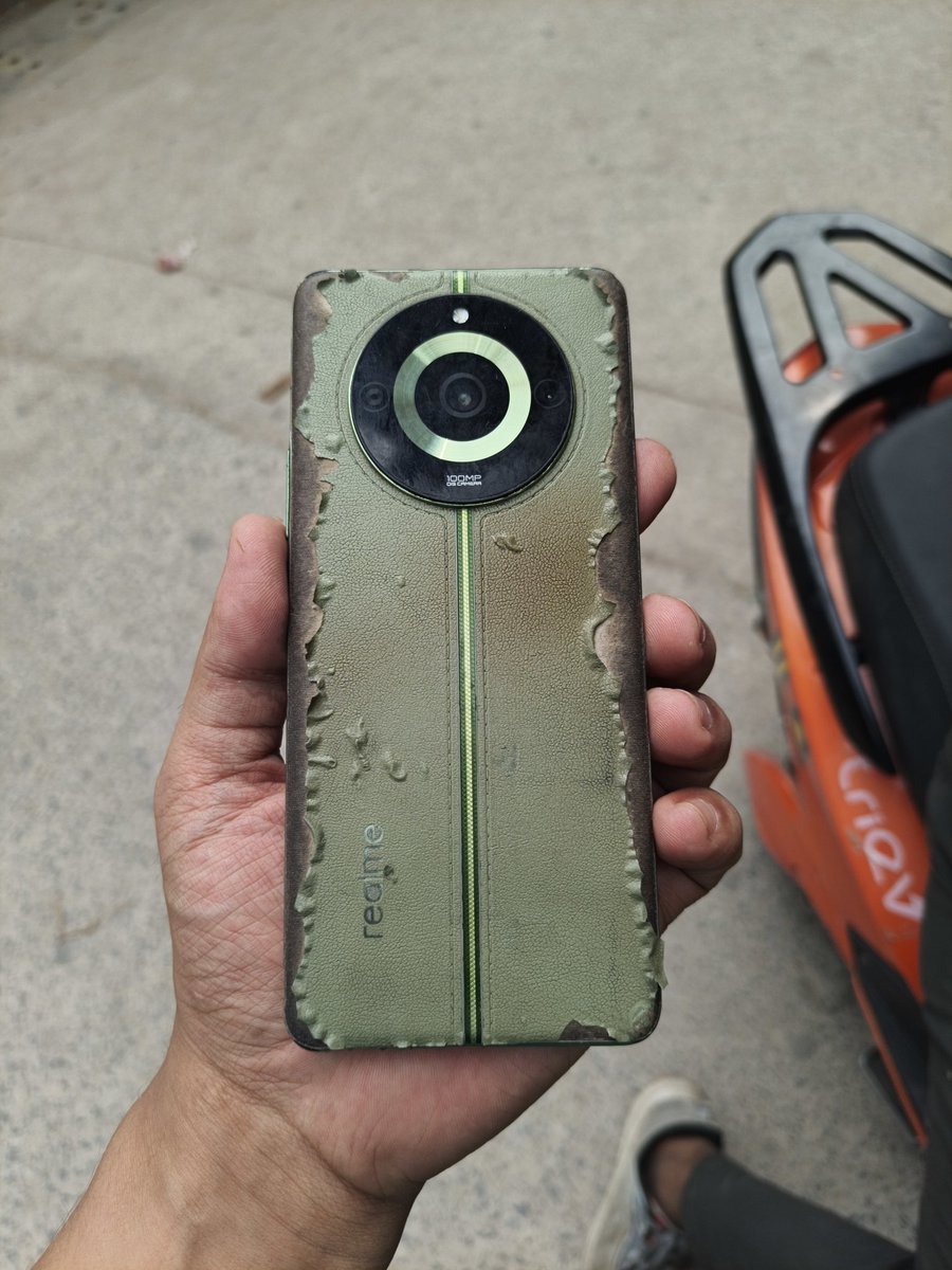 TechThingco's tweet image. Aaj maine morning mein Zepto se kuch order kara tha, joh delivery karne aaye the yeh unka phone hai,

Maine bahut pehle hi bola tha vegan leather looks and feels mein acha hai but agar case use nahi karoge toh aisa haal hog 
#veganlather @realmeIndia