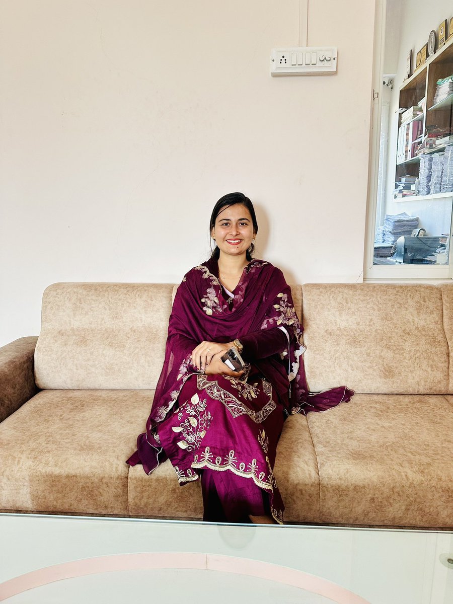 ट्विटर परिवार  पर  #21_हज़ार ✌️साथियों का आँकड़ा पूर्ण ,  ये यात्रा 2020 में शुरू हुई थी कुछ समय ऐक्टिव रही लेकिन लड़कियों के लिए सोसाइटी में आज भी आगे बढ़ना आसान नहीं है अजीब सा डर हमेशा बना रहता है , कोई कुछ कह देगा जैसे अनगिनत डर का साया हमेशा बना रहता है , फिर पिछले साल