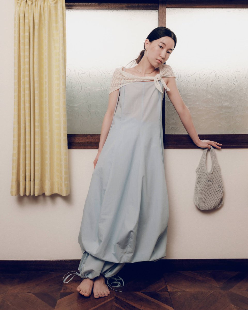 A Flower Is Not a Flower, RUS Spring/Summer 2025 collection, inspired by the work of Ryūichi Sakamoto, becomes the starting point for an intimate editorial journey through Tokyo’s calm, light and textures. vein.es/rus-debuts-jou…