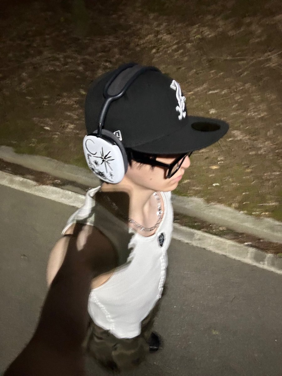 ELASTofficial's tweet photo. 밤산책🚶

#ELAST #엘라스트 #エラスト
#ROMIN #로민 #ロミン https://t.co/1SM9OOl25I