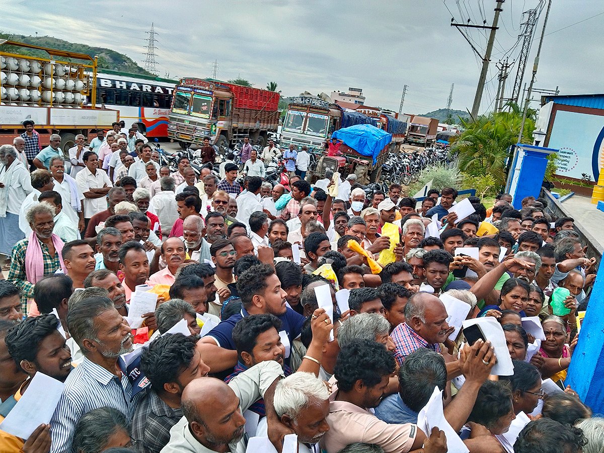 ChowForYSJ's tweet image. ఒకసారి మామిడి రైతులని కూడా కలువు అన్నా @ysjagan 

AC లలో కూర్చొని పరిపాలన అంతా బాగుంది అంటూ మొద్దునిద్ర పోతున్న కూటమికి మరొక్క సారి రైతుల బాధలు పరిచయం చేయి అన్నా.
#SaveAP
#SaveAPFarmers