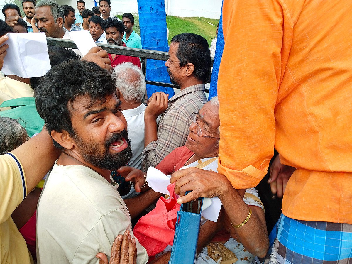 ChowForYSJ's tweet image. ఒకసారి మామిడి రైతులని కూడా కలువు అన్నా @ysjagan 

AC లలో కూర్చొని పరిపాలన అంతా బాగుంది అంటూ మొద్దునిద్ర పోతున్న కూటమికి మరొక్క సారి రైతుల బాధలు పరిచయం చేయి అన్నా.
#SaveAP
#SaveAPFarmers