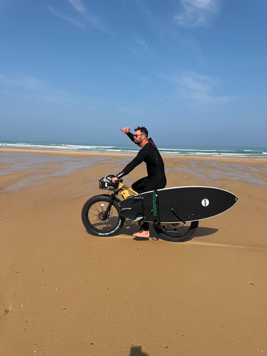 📷 Chris Hemsworth biking barefoot on the beach in Hossegor, France on Tuesday 17 June 2025. 🎞️🇦🇺🇫🇷🏄‍♂️🚴🏻‍♂️🤙🏻

➤@ChrisHemsworth: instagram.com/chrishemsworth…

#ChrisHemsworth #Hemsworth #Australian #Actor #Surfer #Surfing #Shirtless #Arms #Barefoot #Feet #Swimsuit #Australia #2025 #2020s