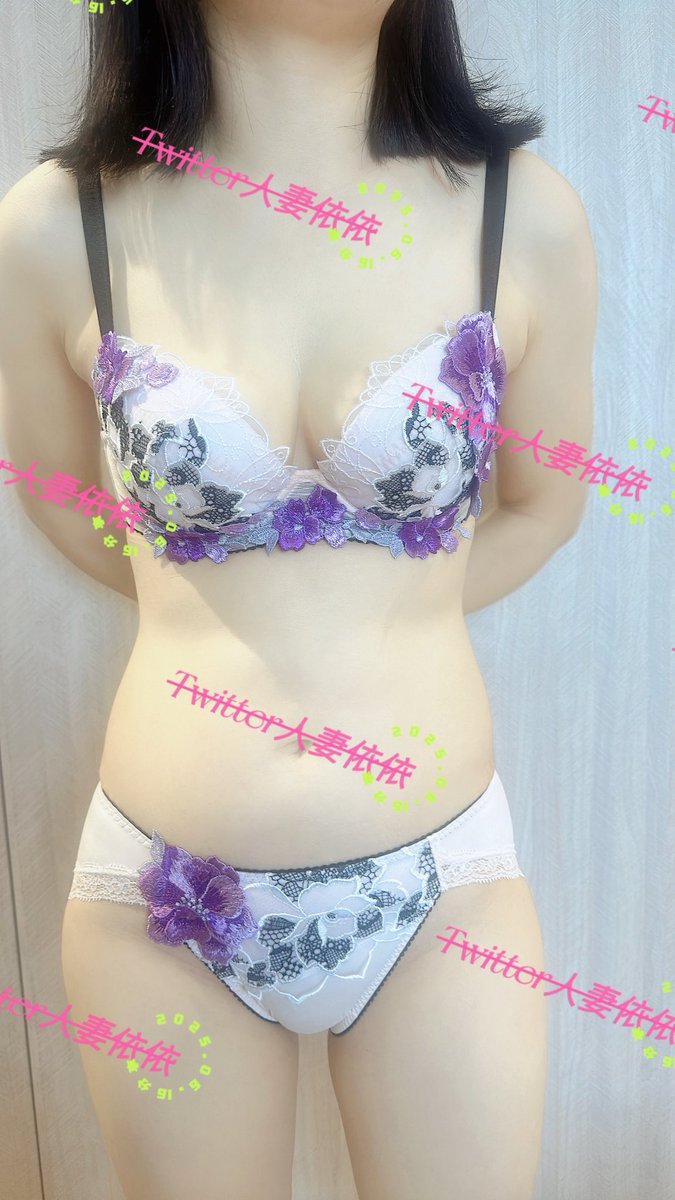 LOVE_02578's tweet photo. 花內衣
答應推友穿上分享
我超少穿這麼鮮艷的內衣，不知喜歡這款式的男人多不多，如果❤️超多代表很多人喜歡，也許以後會考慮多穿這款式的內衣分享給大家欣賞，如果回應的不多我還是穿比較素的🤭

@LOVE02578 唯一小帳

#到底有多少人喜歡❤️ https://t.co/t8EivS7jtk