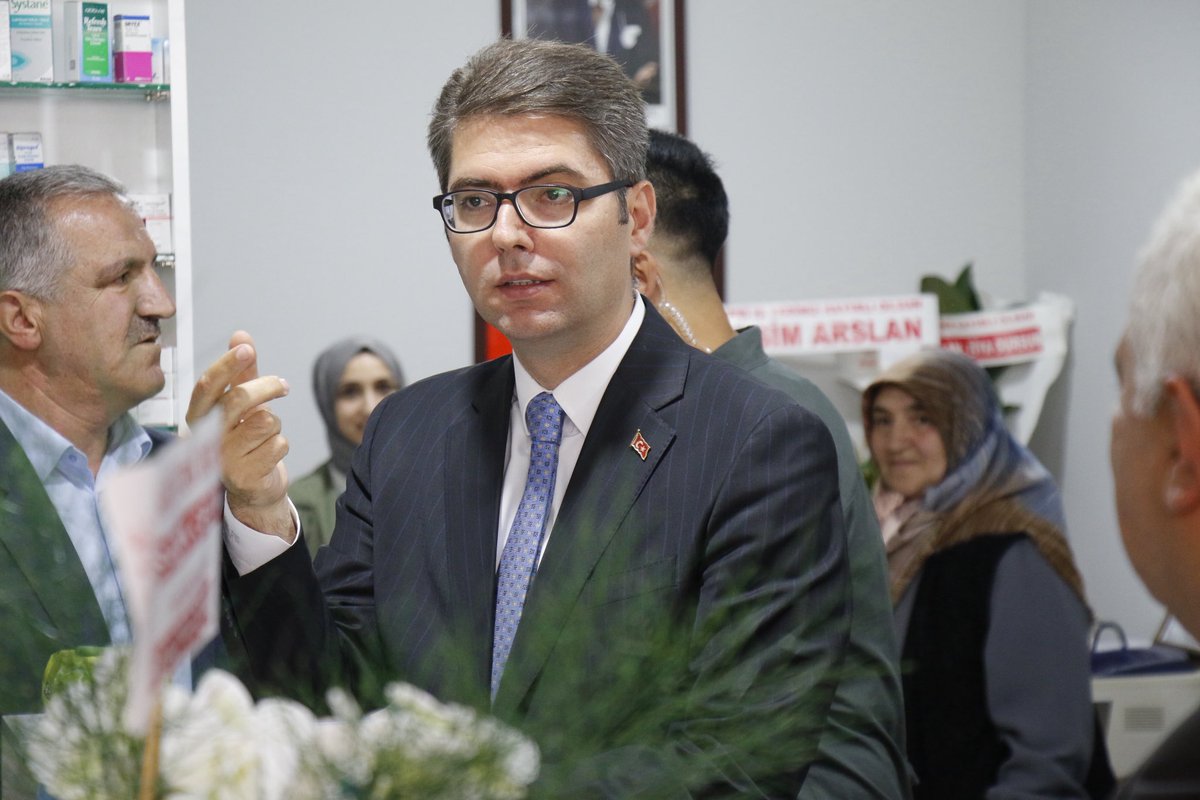 erciskaymakamlk's tweet photo. Kaymakamımız Sn. Murat KARALOĞLU, ilçe protokolü ve STK temsilcileriyle birlikte Ketmen Eczanesi’nin açılışını gerçekleştirdi. Yeni eczanenin hayırlı olmasını dileyen Sn. KARALOĞLU, Eczacı Davut KETMEN’e ve ekibine bol kazançlar temennisinde bulundu.
@karaloglu_murat 
#erciş https://t.co/IMxsyijCzQ