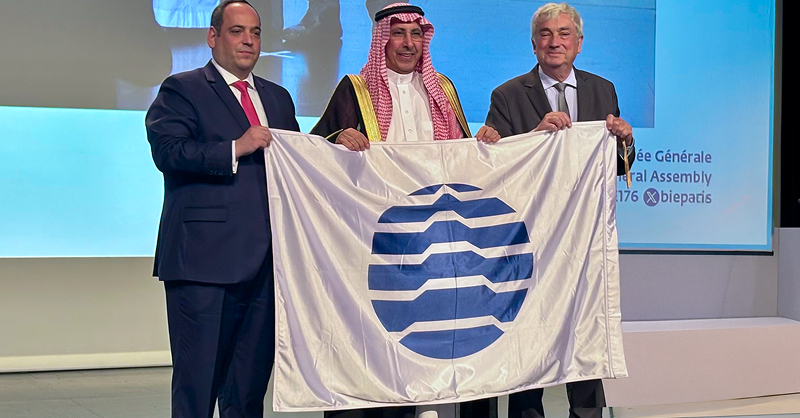 Expo2030Riyadh's tweet photo. من باريس إلى الرياض 🤝

اليوم تبدأ رحلة #إكسبو_2030_الرياض مع استلام المملكة العربية السعودية راية المكتب الدولي للمعارض وموافقة جمعيته العمومية بالإجماع على ملف التسجيل.