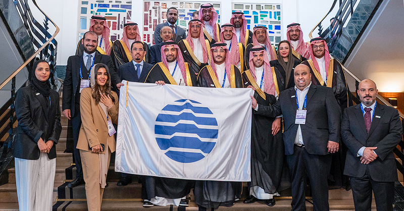 Expo2030Riyadh's tweet photo. من باريس إلى الرياض 🤝

اليوم تبدأ رحلة #إكسبو_2030_الرياض مع استلام المملكة العربية السعودية راية المكتب الدولي للمعارض وموافقة جمعيته العمومية بالإجماع على ملف التسجيل.