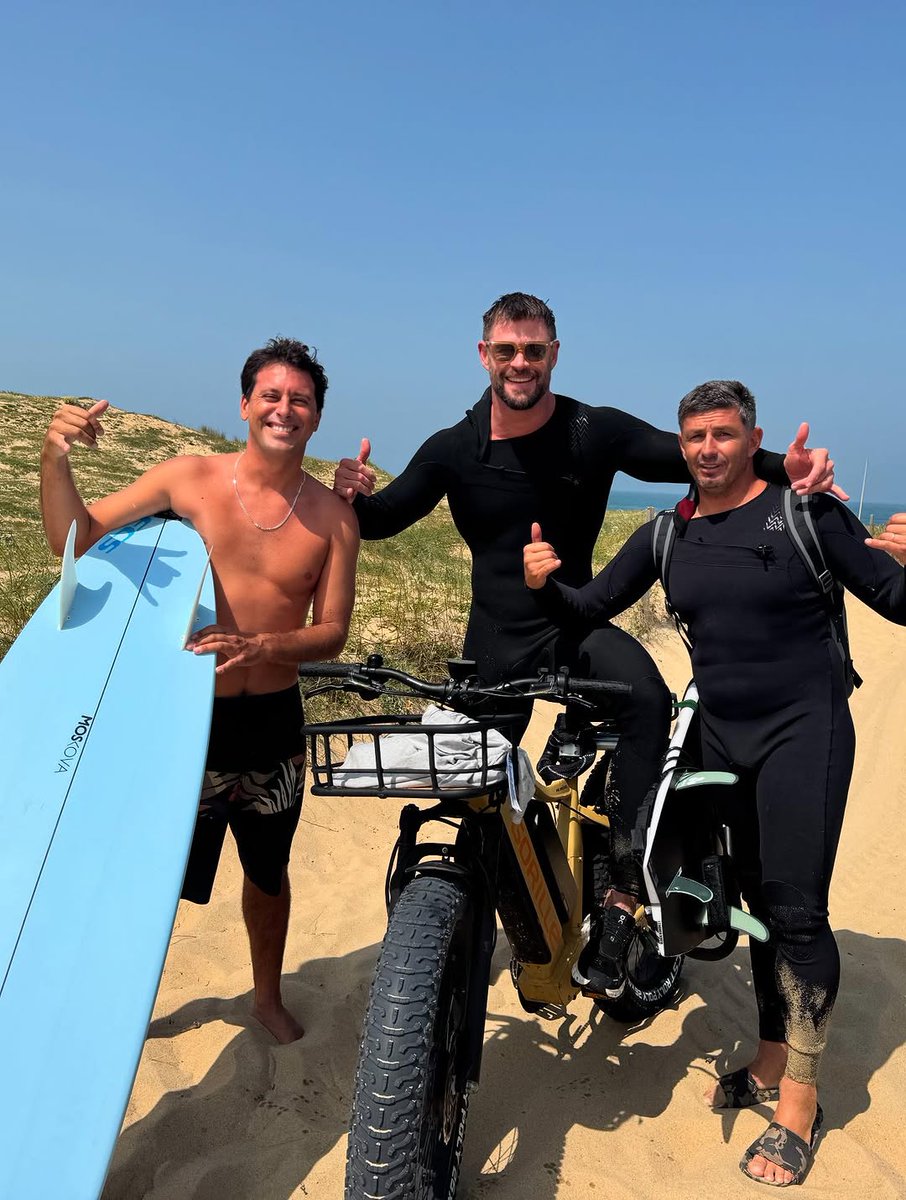 📷 Chris Hemsworth in Hossegor, France on Tuesday 17 June 2025. 🎞️🇦🇺🇫🇷🏄‍♂️

➤@ChrisHemsworth: instagram.com/chrishemsworth…

#ChrisHemsworth #Hemsworth #LukeZocchi #MichaelPicon #JeremyFlores #Australian #Actor #Surfer #Shirtless #Chest #Pits #Barefoot #Australia #Instagram #2025 #2020s