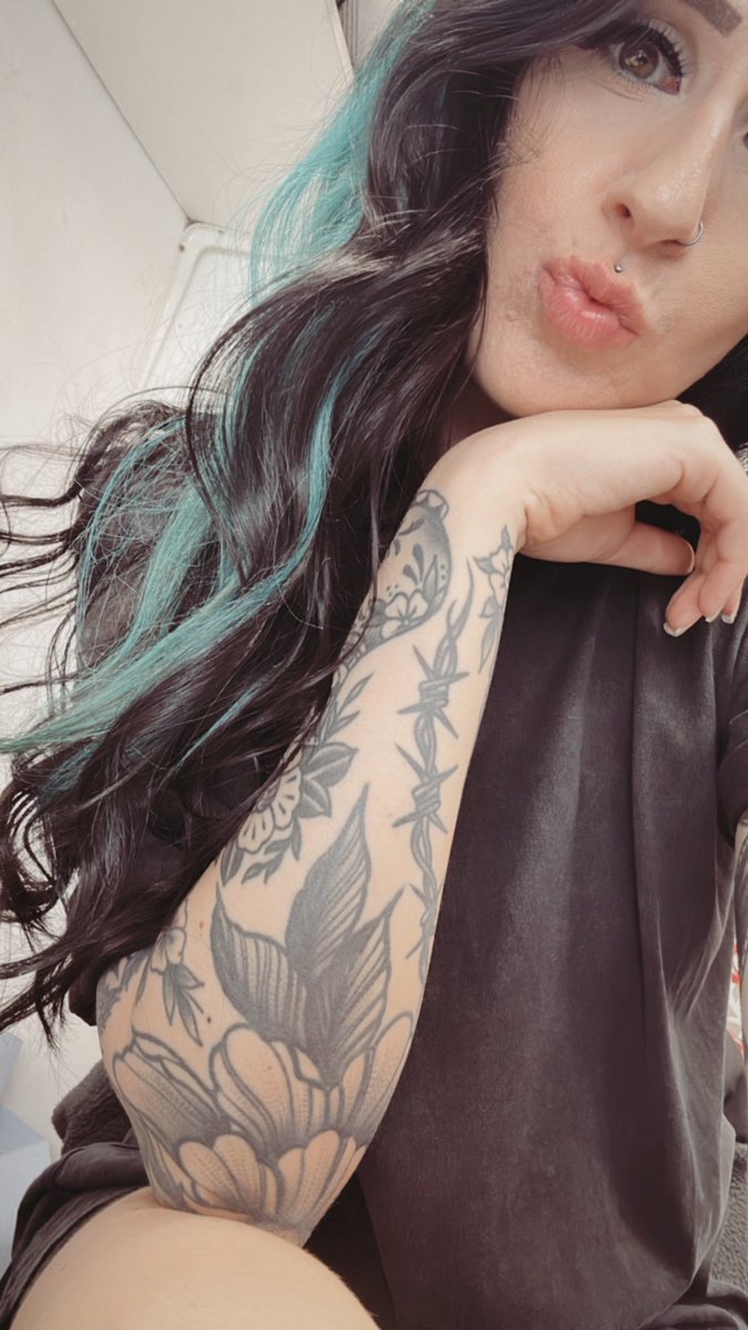 RachelNDesign's tweet photo. New hair 🖤✨ https://t.co/5OyfC7ESM6