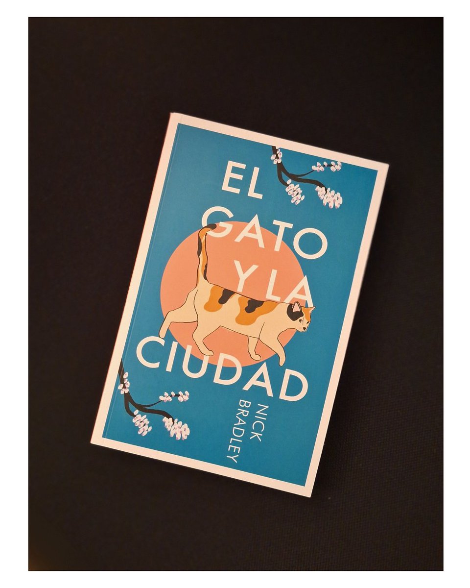 Si queréis experimentar una montaña rusa de emociones por las calles menos conocidas de Tokio, entonces tenéis que darle una oportunidad a #ElGatoYLaCiudad de <a href="/nasubijutsu/">Nick Bradley</a>.📚✨

¡Ya podéis conseguir la edición de bolsillo a partir de hoy!💪📖

✍️Traducción de <a href="/_DaniCasado/">Daniel Casado</a>.