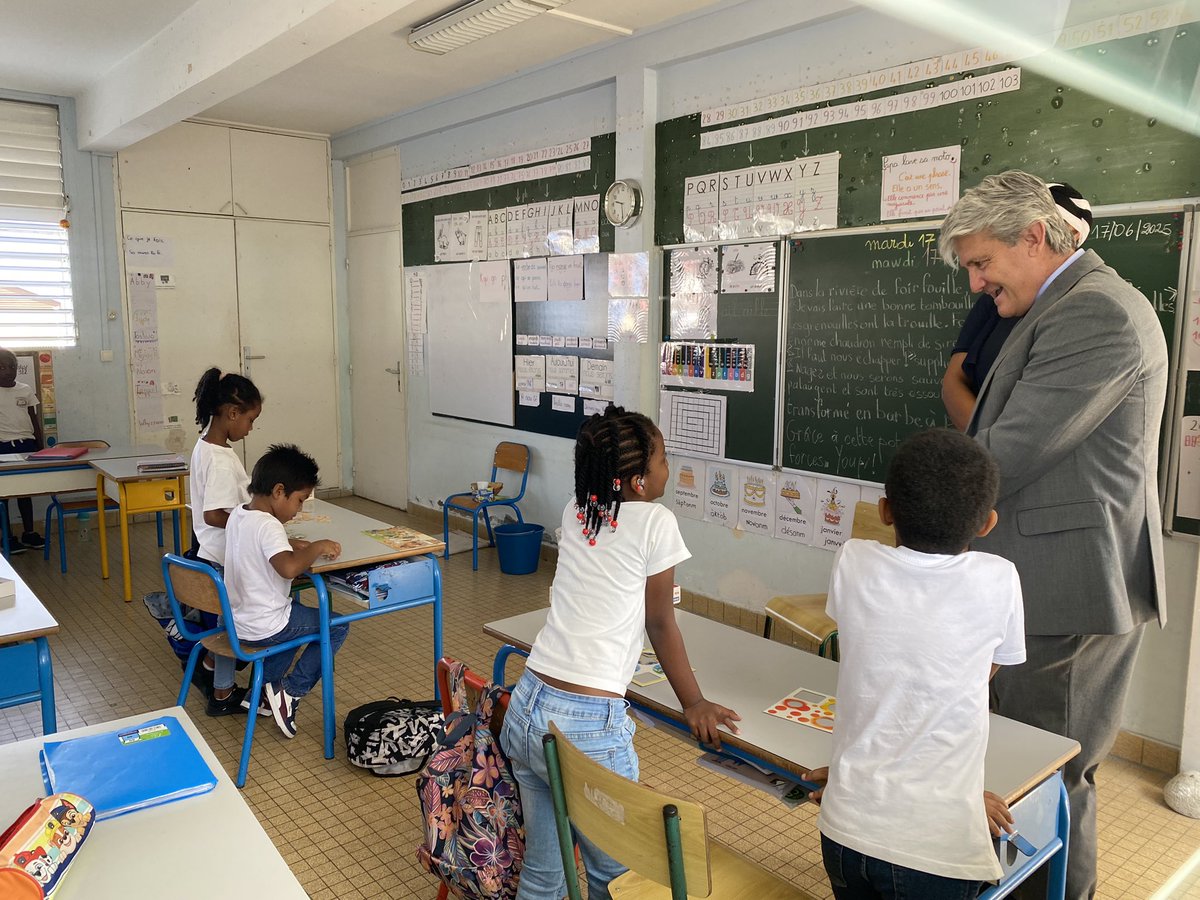 Le recteur de l’<a href="/AcGuadeloupe/">Académie de la Guadeloupe</a>, <a href="/GFioni/">Gabriele Fioni</a>, est à l'école élémentaire Gaston Michineau (Basse-Terre) pour la remise des ouvrages de l'opération « un livre pour les vacances » aux élèves de CM2 de l'école.