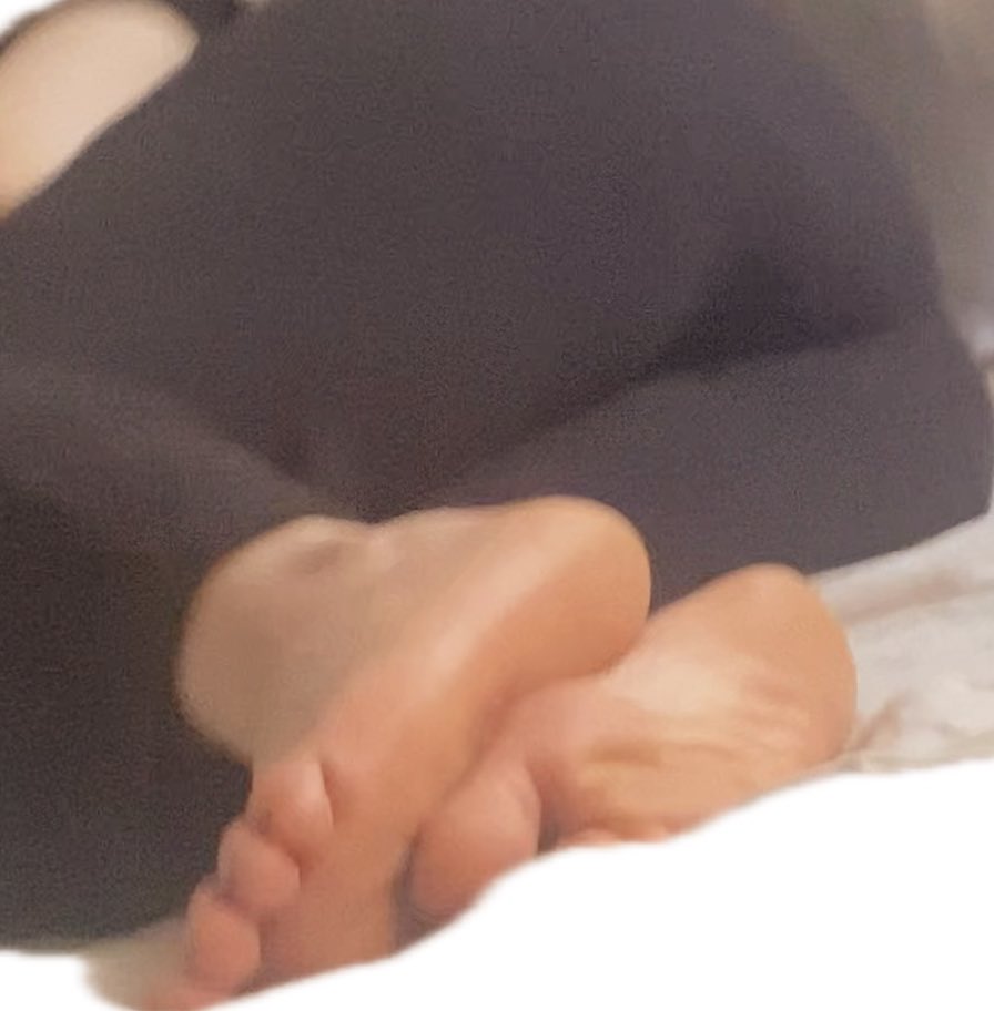 نايمة ومو شايفيتني شي بطيرْها