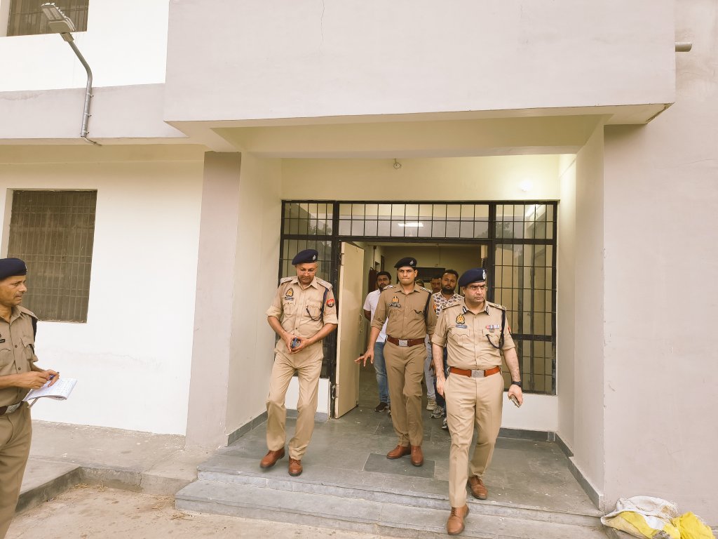 .@igrangelucknow, महोदय द्वारा वाहिनी में आने वाले  प्रशिक्षुओं के  ठहरने के लिए चिन्हित स्थलों पर रात्रि प्रवास,भोजन,पेयजल, साफ सफाई आदि  व्यवस्थाओं का निरीक्षण कर आवश्यक दिशानिर्देश दिए उनके साथ SP रायबरेली व सेनानायक 25वीं वाहिनी पीएसी भी मौजूद रहे।
<a href="/adgpacup/">ADG PAC UP</a> 
<a href="/Uppolice/">UP POLICE</a>