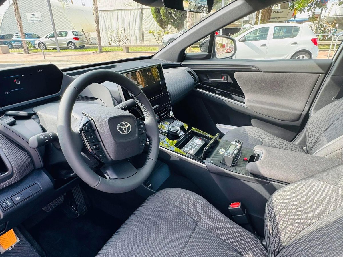 El <a href="/puertodemotril/">Puerto de Motril</a> incorpora dos nuevos vehículos eléctricos a su parque móvil para la #PolicíaPortuaria, mejorando así su operatividad y dando otro paso más hacia un puerto más sostenible. 
#ceroemisiones
🚓🚔⛴️⚓️
#20aniversarioapm