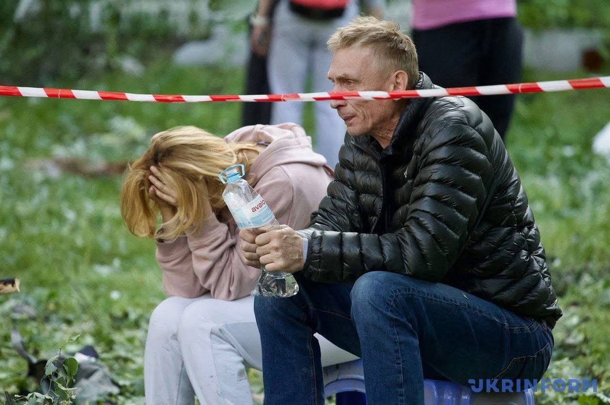Maruskapomaha's tweet photo. 🙏 Chlapec, na kterého čekali rodiče při odklízení trosek domu v kyjevské čtvrti Solomjanský, přežil

Na Facebooku o tom informovala novinářka platformy Memorial Natalia Didova.

„Ten chlap byl nalezen. Je naživu. V nemocnici,“ napsala na své stránce.❤️💪 https://t.co/09f7VrwxXq