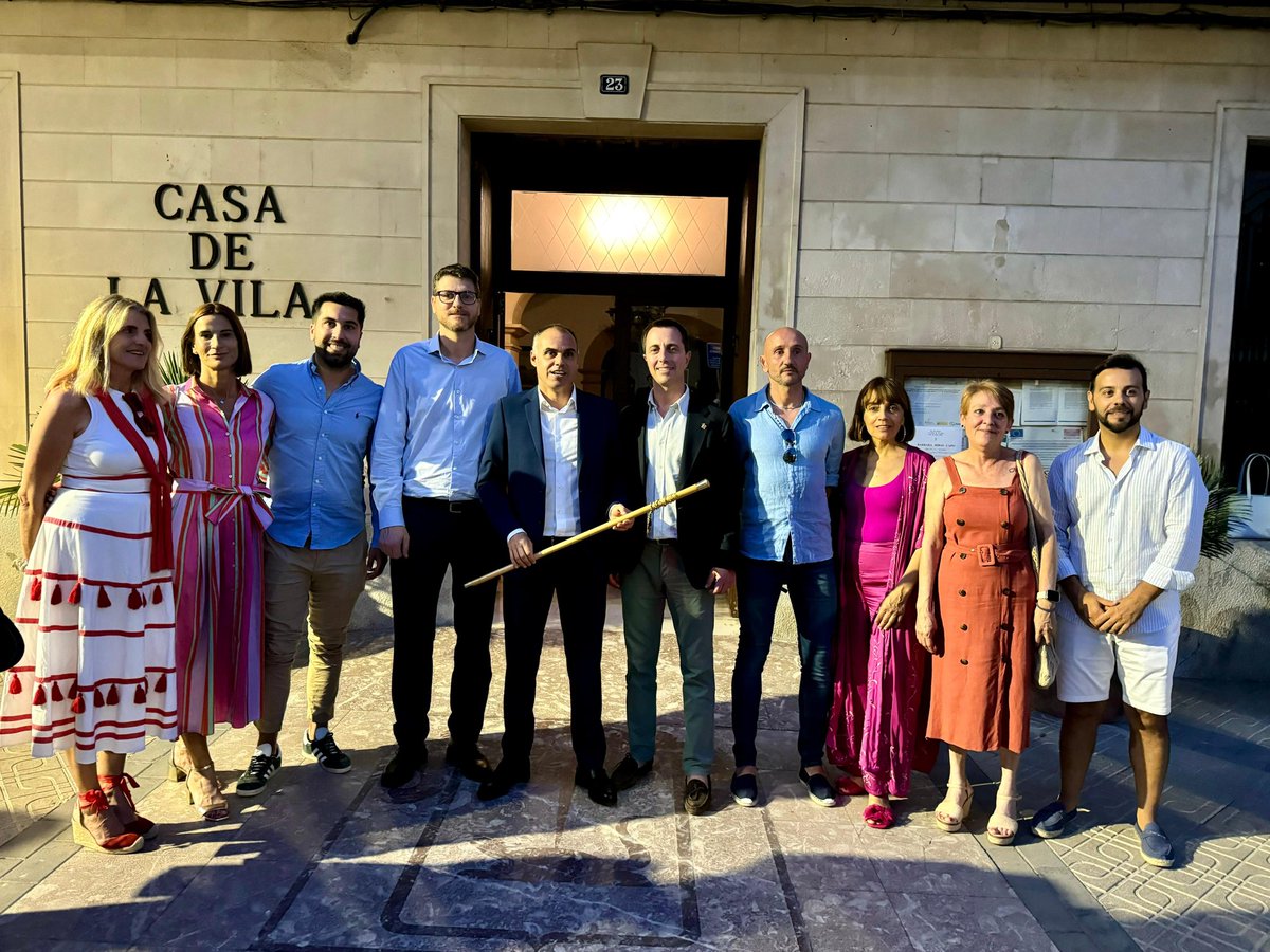 Partit Popular de Mallorca (@ppdemallorca) on Twitter photo Martí Àngel Torres és el nou batle de Santa Margalida. 💙
Continuïtat, estabilitat i gestió al servei dels veïnats.
El president, <a href="/Ll_Galmes/">Llorenç Galmés</a>, i el portaveu del <a href="/ppbalears/">PP Balears</a>, <a href="/Tia_Sagreras/">Sebastià Sagreras</a>, han acompanyat a Torres en aquest moment tan important per ell i pel municipi.
Enhorabona! Martí Àngel Torres és el nou batle de Santa Margalida. 💙
Continuïtat, estabilitat i gestió al servei dels veïnats.
El president, <a href="/Ll_Galmes/">Llorenç Galmés</a>, i el portaveu del <a href="/ppbalears/">PP Balears</a>, <a href="/Tia_Sagreras/">Sebastià Sagreras</a>, han acompanyat a Torres en aquest moment tan important per ell i pel municipi.
Enhorabona!