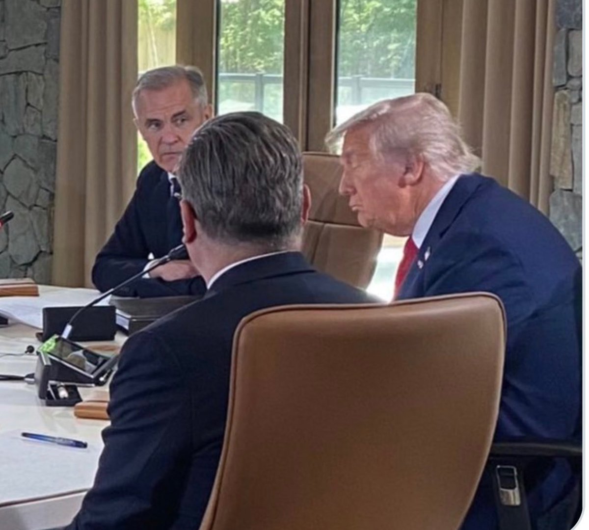 Zelensky sentado en la silla de Trump en la mesa del G7 (y sin traje)