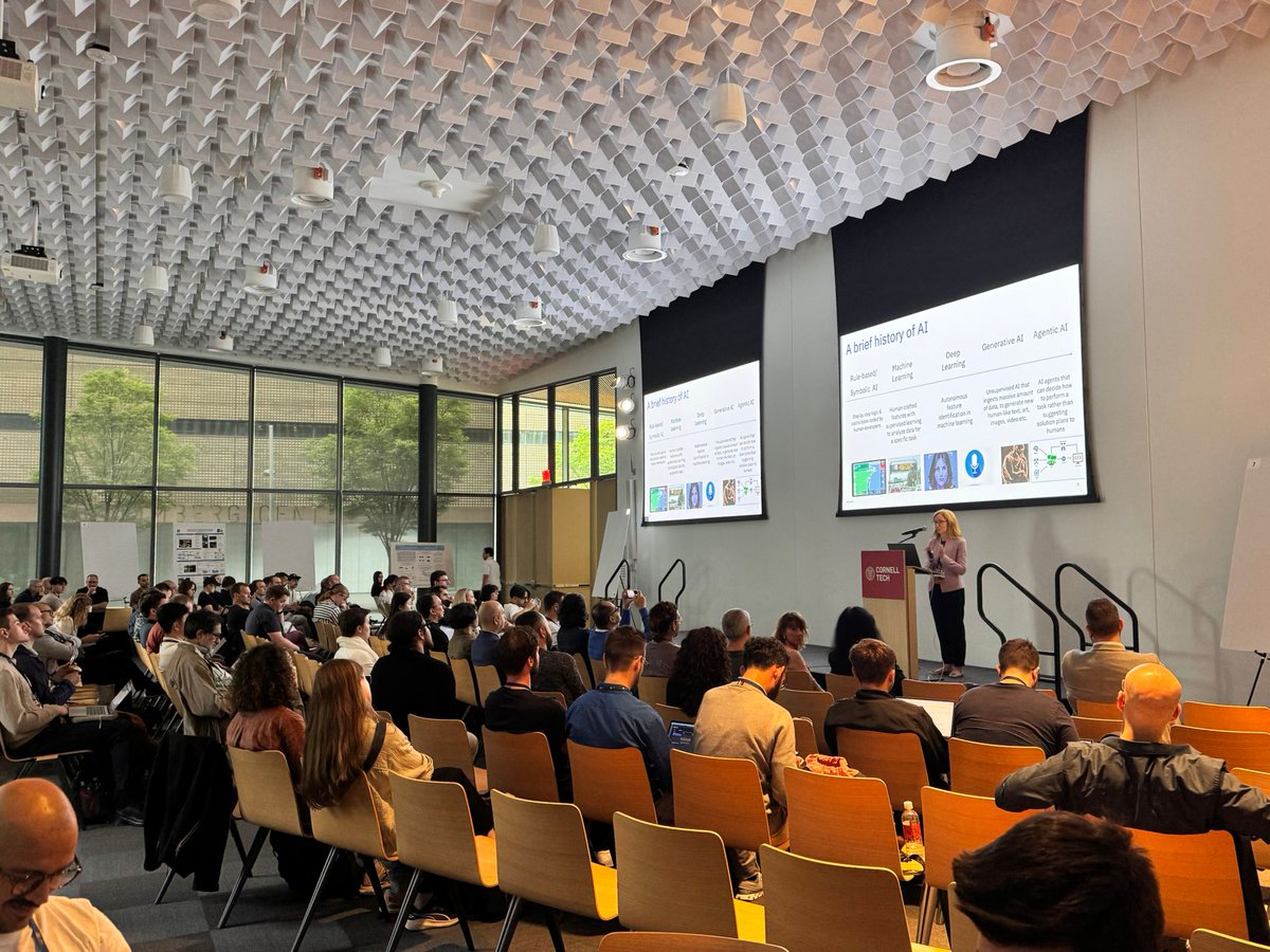UMAPconf's tweet image. Some photographs from yesterday's happy hour at #OWO 🌆 and today's morning sessions 📸
Keep posting with the hashtag #UMAP2025 😀 We're super happy to see you're enjoying the conference!!