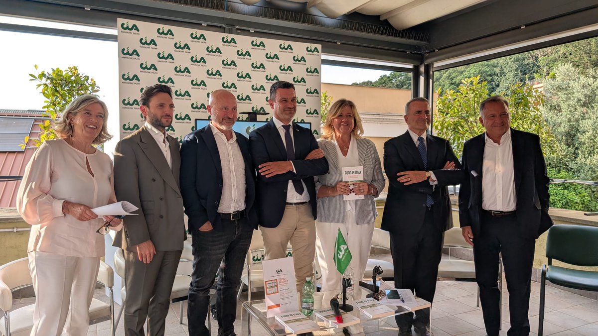 Comunica_Media's tweet photo. 📸 Si è conclusa con grande partecipazione la presentazione del libro "Food in Italy. Il settore agroindustriale ed enogastronomico", a cura della Prof.ssa @SPattuglia, edito da @EdizioniGuerini,organizzata da @Cia_Agricoltura
#FoodInItaly #foodwineco #foodwinecotorvergata https://t.co/RU1eQcKPib