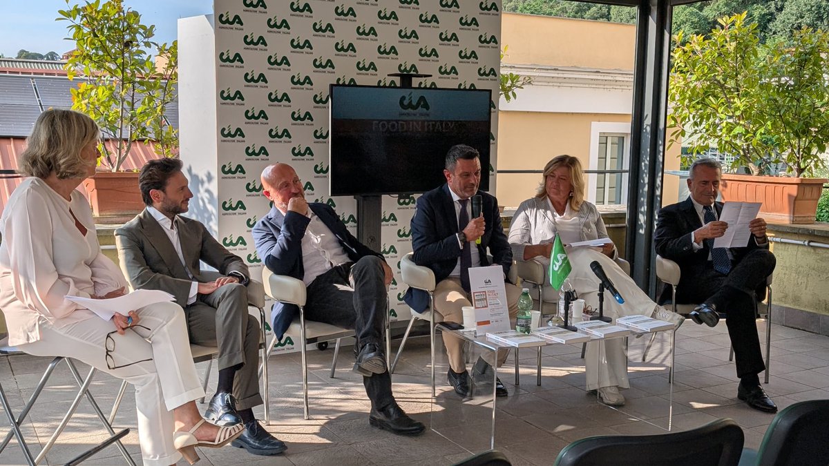 Comunica_Media's tweet photo. 📸 Si è conclusa con grande partecipazione la presentazione del libro "Food in Italy. Il settore agroindustriale ed enogastronomico", a cura della Prof.ssa @SPattuglia, edito da @EdizioniGuerini,organizzata da @Cia_Agricoltura
#FoodInItaly #foodwineco #foodwinecotorvergata https://t.co/RU1eQcKPib