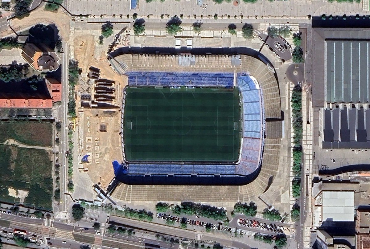 🌍🛰️ Han sido actualizadas las imágenes satelitales de Google Earth con fecha de 1 de mayo. (No ha habido ninguna actualización en lo que llevamos de obras)

🏗️ Ya se puede empezar a imaginar la dimensión de la #NuevaRomareda. La zapata corrida del Gol Sur delimita el "borde".