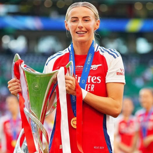 Ellas en el Deporte (@ellasdeporte) on Twitter photo ¡ <a href="/chloekelly/">Chloe</a> cada vez más cerca de quedarse en casa! 🏡🏴 La delantera inglesa estaría a punto de firmar un contrato permanente con el <a href="/ArsenalWFC/">Arsenal Women</a> por los próximos 3 años, tras quedar libre del <a href="/ManCityWomen/">Manchester City Women</a> y jugar cedida el último semestre.
#NadaNosDetiene ¡ <a href="/chloekelly/">Chloe</a> cada vez más cerca de quedarse en casa! 🏡🏴 La delantera inglesa estaría a punto de firmar un contrato permanente con el <a href="/ArsenalWFC/">Arsenal Women</a> por los próximos 3 años, tras quedar libre del <a href="/ManCityWomen/">Manchester City Women</a> y jugar cedida el último semestre.
#NadaNosDetiene