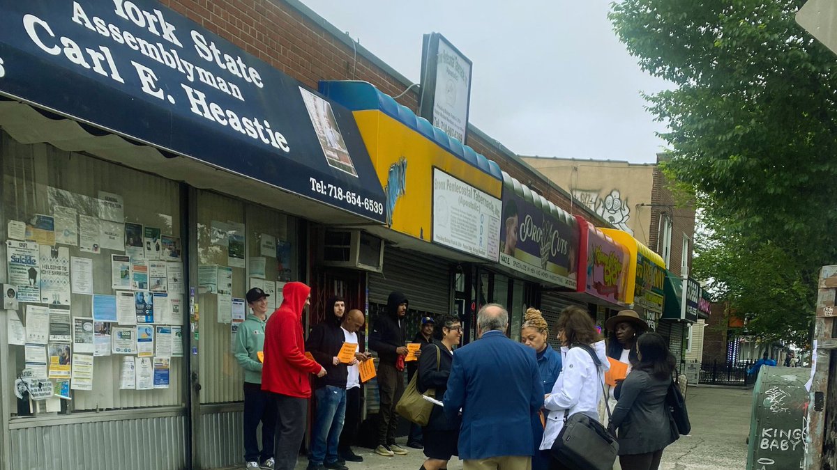 1/ Today, Long Island workers &amp; residents gathered outside #CarlHeastie’s Bronx office to oppose a bill mandating PLAs on all Long Island school construction projects. 

#NoToPLAs #OpenShopVoices