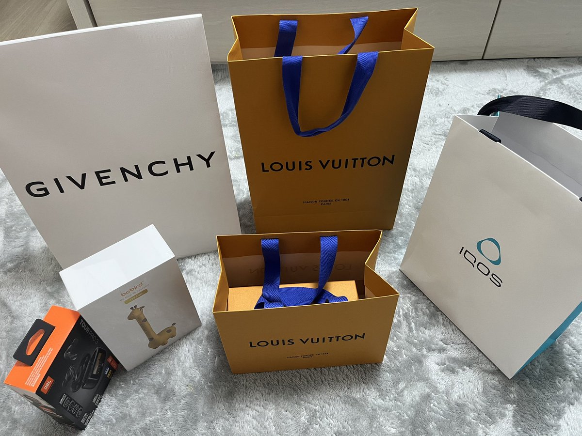 みんなに誕生日をお祝いしてもらいました😊
本当に配信仲間に恵まれてみんなのおかげでここまでくることができたと思います🤲
たくさんのプレゼントまで頂いてほんまにありがとう👏

喧嘩したりもしたけれど最高の仲間に祝ってもらって最高の誕生日でした🙆‍♀️