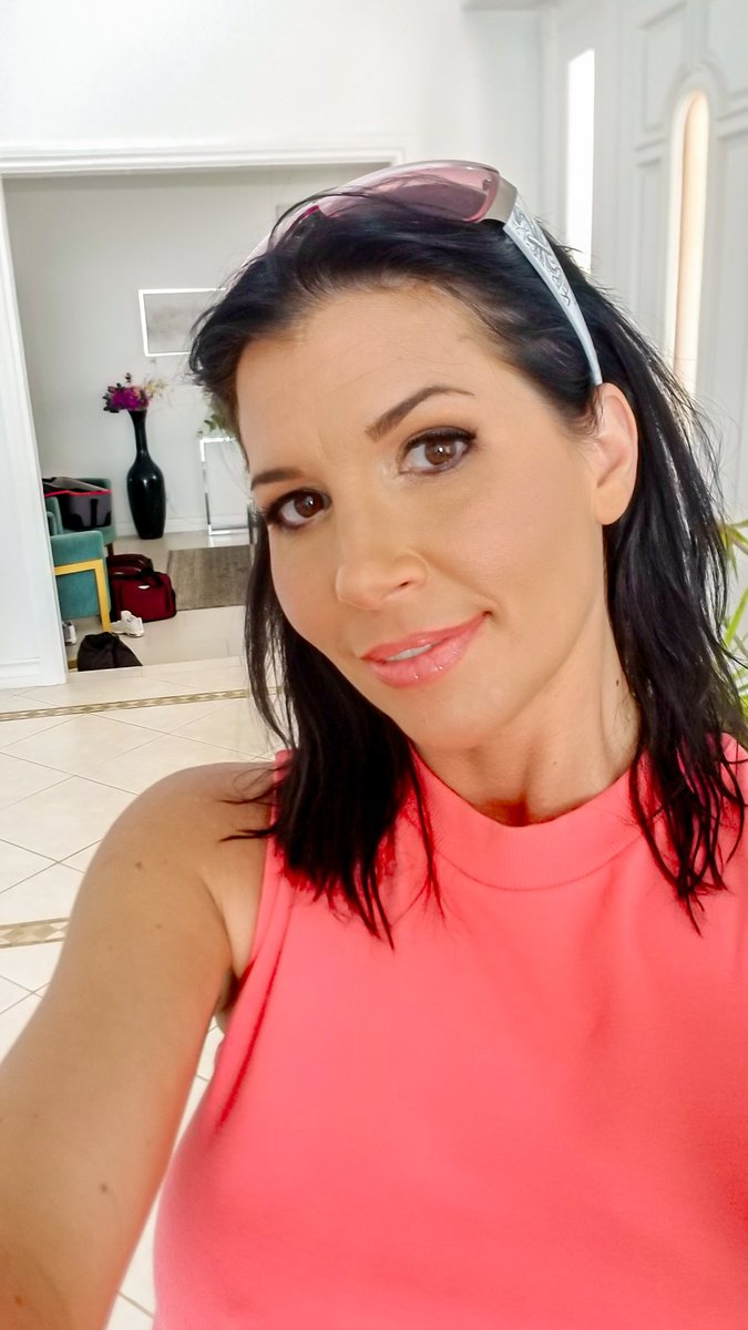 Pool day!💦 On Set...🥰