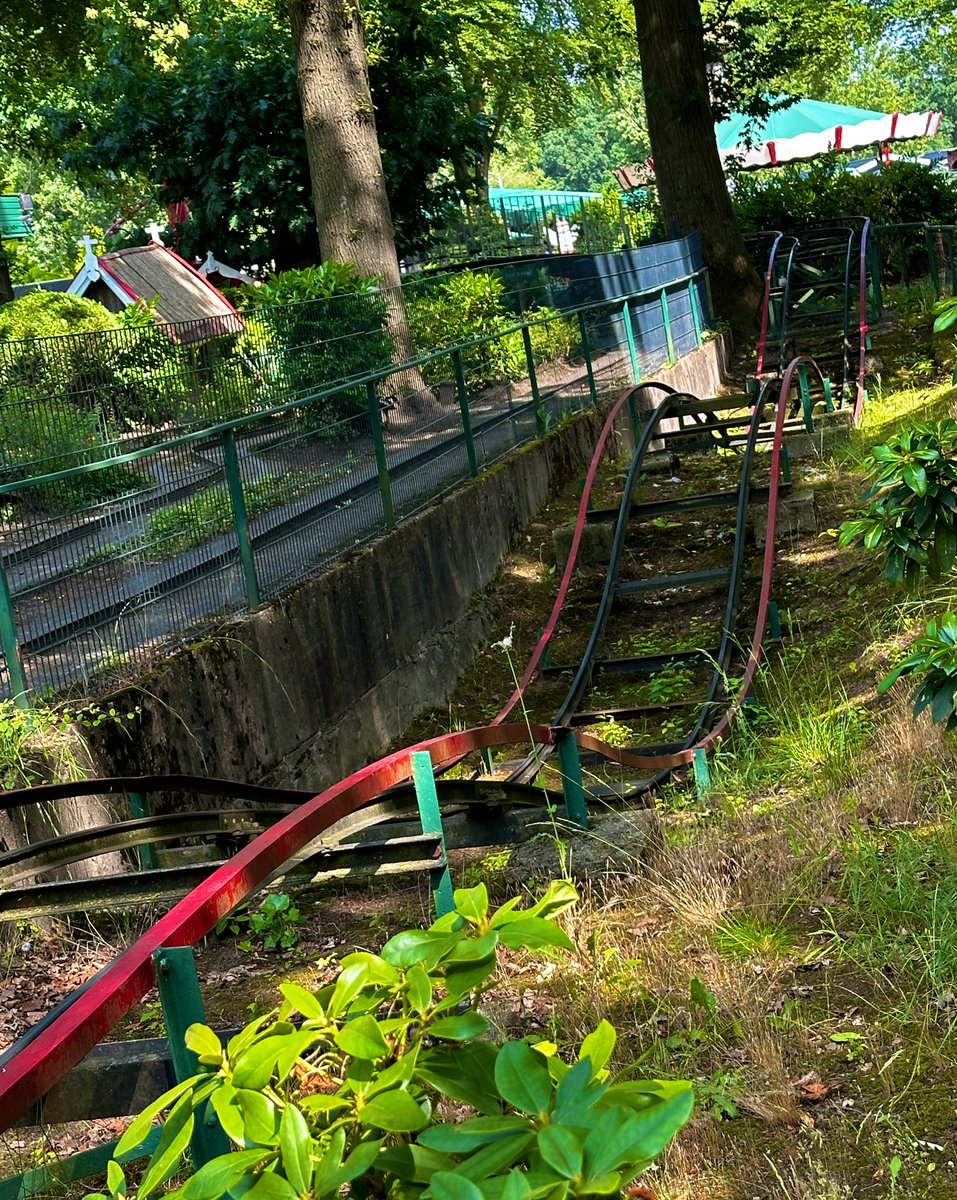 Today we rode the world’s oldest traditional steel coaster at De Waarbeek! The ride has been continuously operating since 1930! It was built using railroad tracks and even received damage during WW2🤯 its a simple layout but runs super smooth and was a joy to experience!