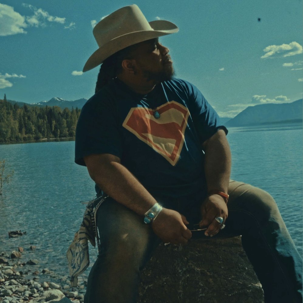 #PitNews 

Duncan Daniels slides into the emotional rodeo with Kryptonite, a genre bending alt country confessional that hits harder than a whiskey fueled truth. The Nigerian American singer songwriter channels heartbreak with a southern drawl.

thepitldn.com/pitnews/krypto…