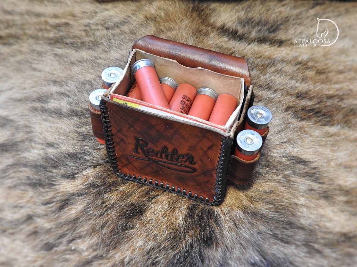 AppaloosaL's tweet image. Custom leather shooting pouch for a
box of 12 gauge shells plus 4 individual ammo loops
on the the sides. This belt loop was designed to sit
flush with your belt so it's not hanging down on your
hip.

#trapshooting #skeetshooting #sportingclays
#clayshooting #12gaugeshotgun