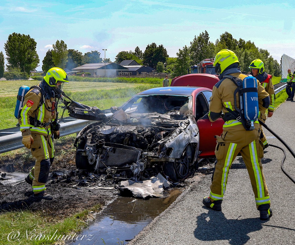 Maserati vat vlam op de A5 bij Lijnden