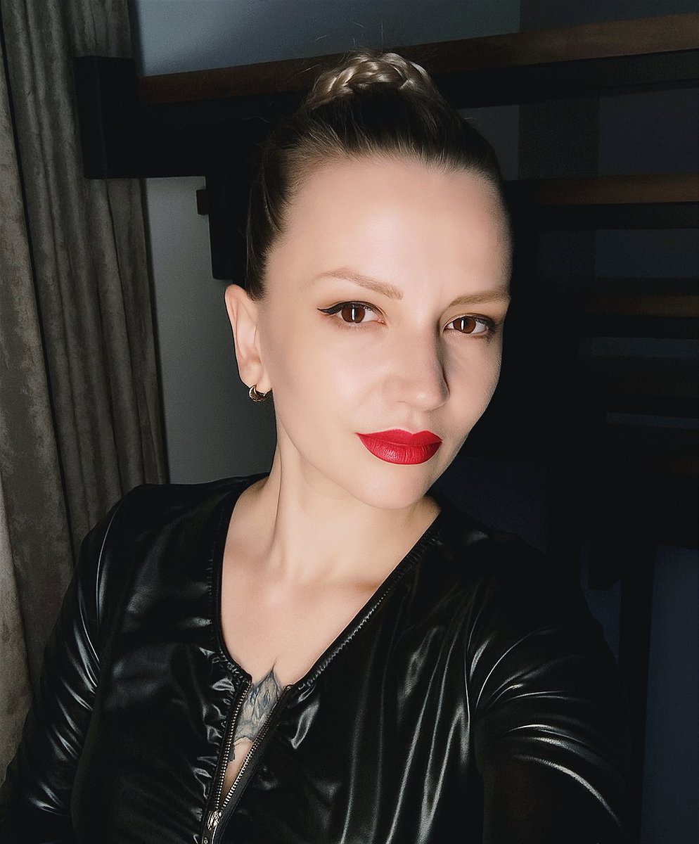 Tanrı onu cezalandırdı ve Ukraynalı kadının eline teslim etti.
Ümit von Özdağ