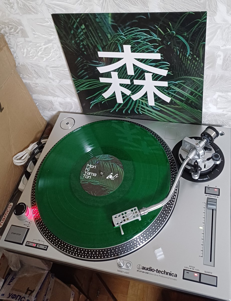 Latest vinyl listenings:
(Dan Mason's) Aokigahara Online - Mori (2016)
Beautiful green vinyl in minimalistic artwork.
Delicious sounds of nature, meditative rythm,
waterfalls, rain and birds singing. Zen in pure matter.
However it feels too short and wish here more tracks.