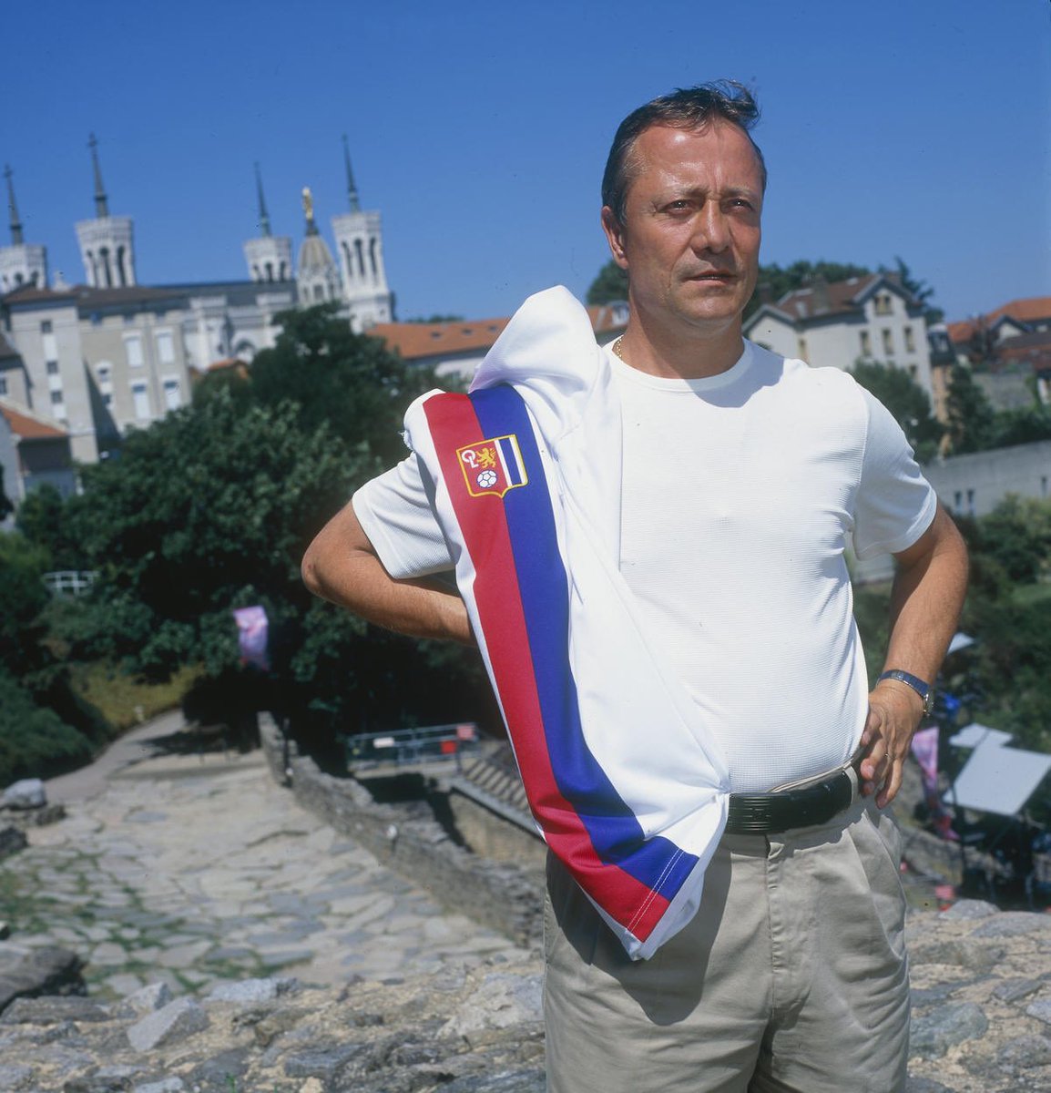 1950officiel's tweet image. Un homme immense, un Gone parmi les Gones s&apos;en est allé.

Toutes nos condoléances à la famille de Bernard Lacombe, à tous ses proches.

Il aura marqué l&apos;histoire de notre club, il restera à jamais parmi les légendes de l&apos;Olympique lyonnais !

Merci pour tout, Monsieur Lacombe.