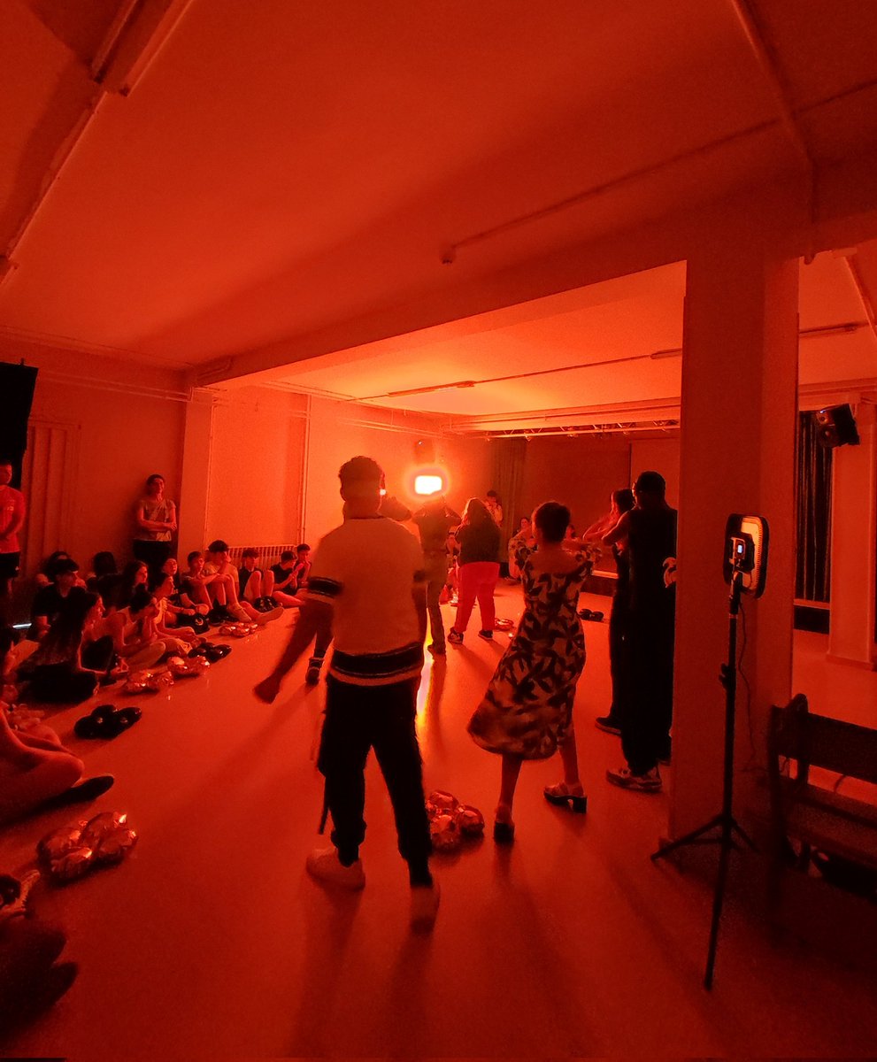 Patriciart 🍏💜🔻🎨 (@patriciartz) on Twitter photo Qué maravilla de obra han hecho mis chikes de 1° de bachillerato de Artes Escénicas. Cuando haces lo que te gusta, se nota. Por más ARTE en las aulas. Qué maravilla de obra han hecho mis chikes de 1° de bachillerato de Artes Escénicas. Cuando haces lo que te gusta, se nota. Por más ARTE en las aulas.