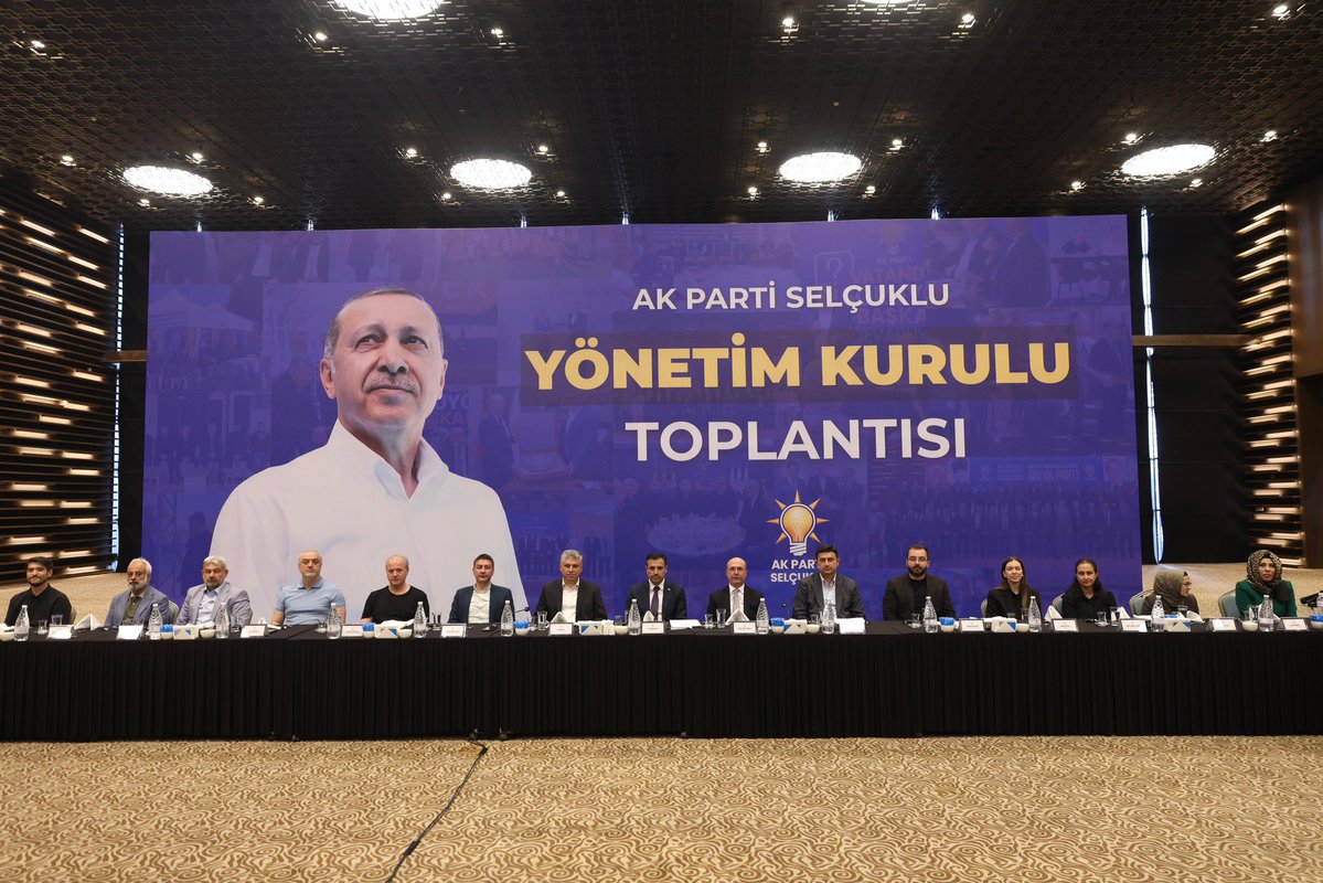 AK Parti Selçuklu İlçe Teşkilatı olarak, teşkilat bilinci ve dava ruhuyla çalışmalarımıza kararlılıkla devam ediyoruz.

İl Başkanımız Sn. Fatih Özgökçen, İlçe Başkanımız Sn. Arif Bağcı, Selçuklu Belediye Başkanımız Sn. Ahmet Pekyatırmacı, İl ve İlçe Yönetim Kurulu Üyelerimiz ile