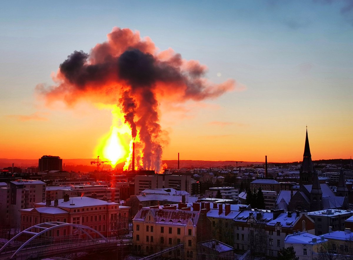 Enää ei Tampereen keskustasta saa tällaisia kuvia. Takon viimeinen kartonkikone vaikeni tänään. Haikea hetki Tammerkosken rannalla. #Tampere