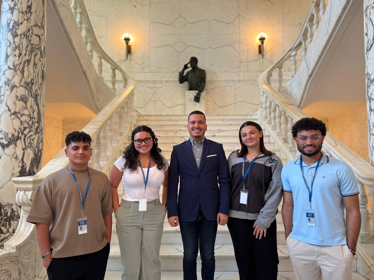 Hoy compartí con varios de los jóvenes que forman parte del Programa de Empleo de Verano en el Senado en nuestra oficina legislativa. 💼✨

Seguimos brindando oportunidades reales a nuestra juventud. Para muchos de ellos, esta es su primera experiencia laboral, y me llena de