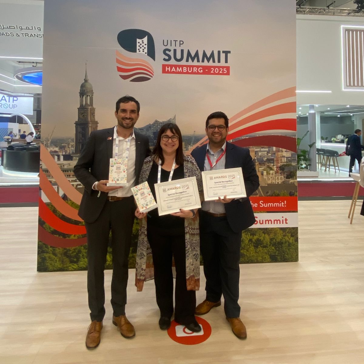 DTPM (@dtpmet) on Twitter photo 🇨🇱🇩🇪 ¡Buenas noticias desde Hamburgo!
En el #UITPSummit de <a href="/UITPnews/">UITP</a>, nuestro #DTPM y <a href="/Red_Movilidad/">Red Movilidad</a> fueron reconocidos con 🏆2 premios LATAM:
🥇Beneficio Dale QR
🥇Campaña Antievasión
¡Ambos entre los 3 mejores del 🌍 en sus categorías! 👏 🇨🇱🇩🇪 ¡Buenas noticias desde Hamburgo!
En el #UITPSummit de <a href="/UITPnews/">UITP</a>, nuestro #DTPM y <a href="/Red_Movilidad/">Red Movilidad</a> fueron reconocidos con 🏆2 premios LATAM:
🥇Beneficio Dale QR
🥇Campaña Antievasión
¡Ambos entre los 3 mejores del 🌍 en sus categorías! 👏
