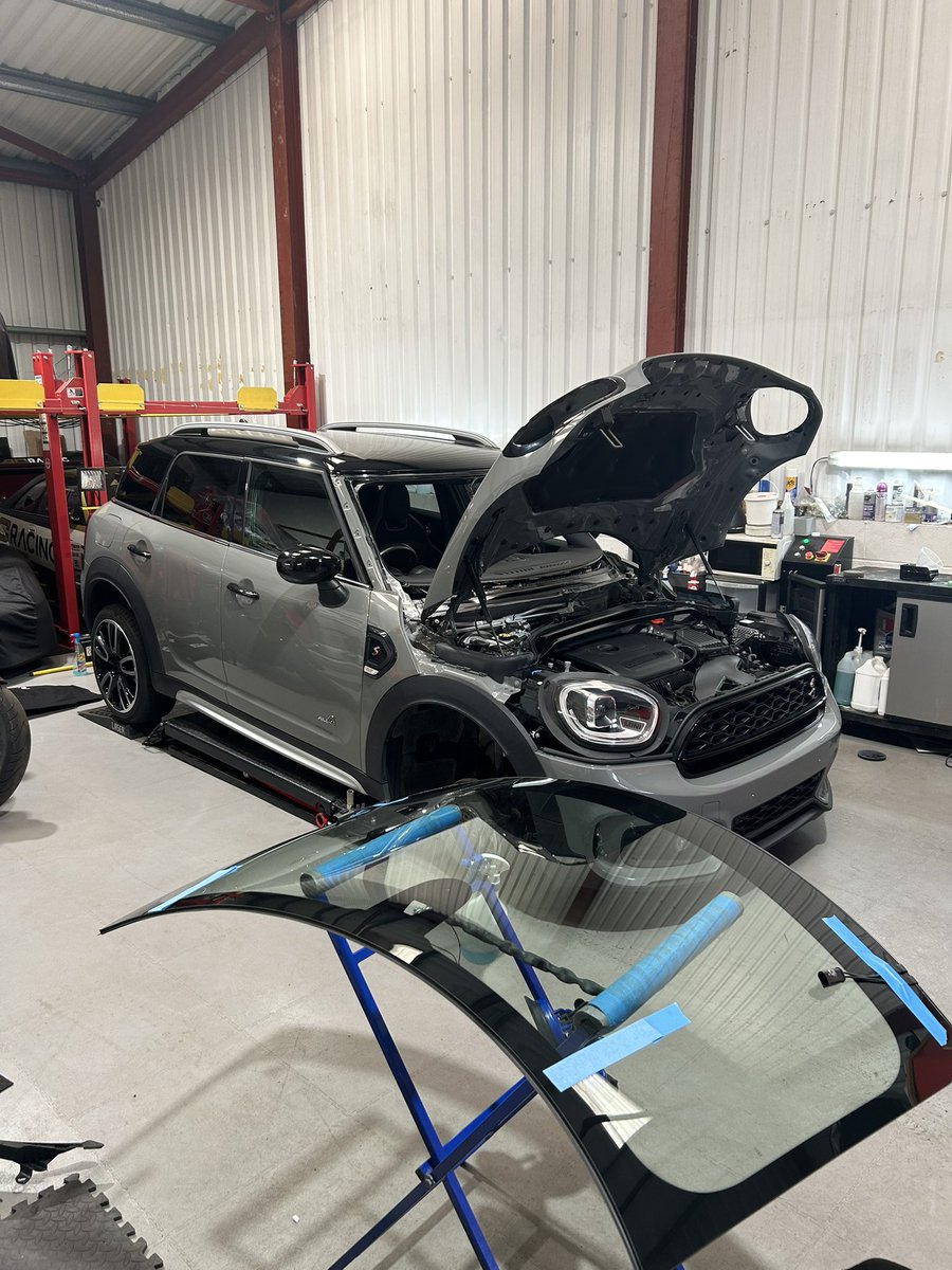 New windscreen for the Countryman along with 2 wheels being refurbished, will be advertised soon 🤓