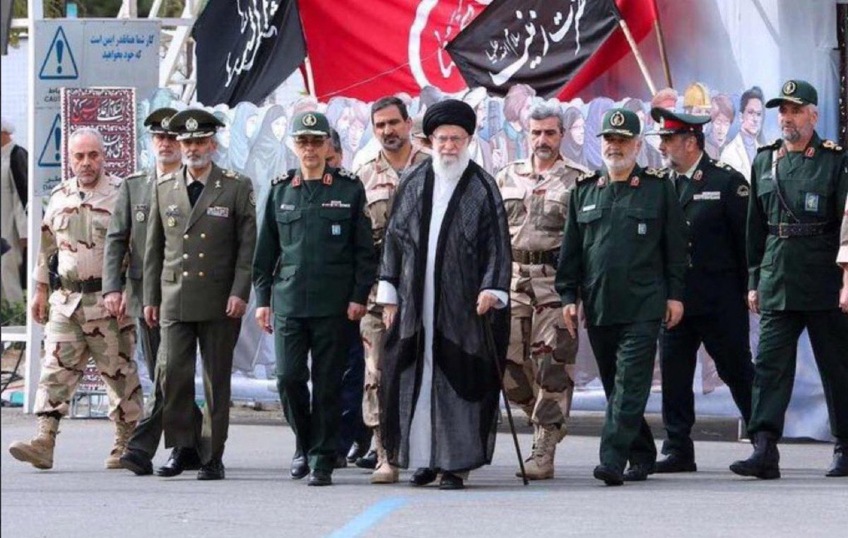 Resimdeki Hamaney'in çevresindeki tüm kurmayları ABD ve İsrail tarafından öldürüldü.

Şimdi de kendisi tehdit ediliyor.

Buna karşılık İran hangi İsrail'li üst düzey ismi cehenneme postaladı?

3 yanan yıkılan bina, 5 balistik #füze 

Başka... ? #AgendaGaza #IranIsraelConflict