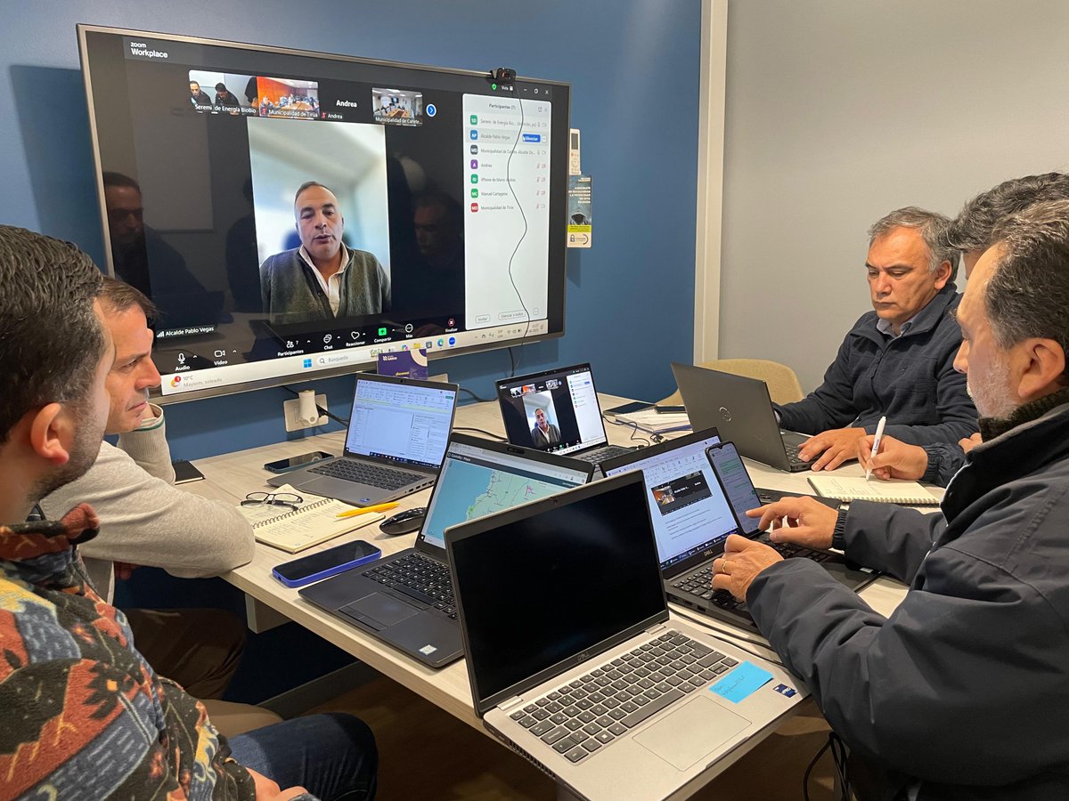 🔌 Autoridades y Alcaldes exigen mayor celeridad a <a href="/Frontel_/">Frontel</a>  por prolongados cortes de luz en la Provincia de #Arauco. 
Delegado Humberto Toro, Seremi de Energía⚡️y SEC se reunieron con ediles y la empresa por familias que superan las 60 horas sin suministro✅