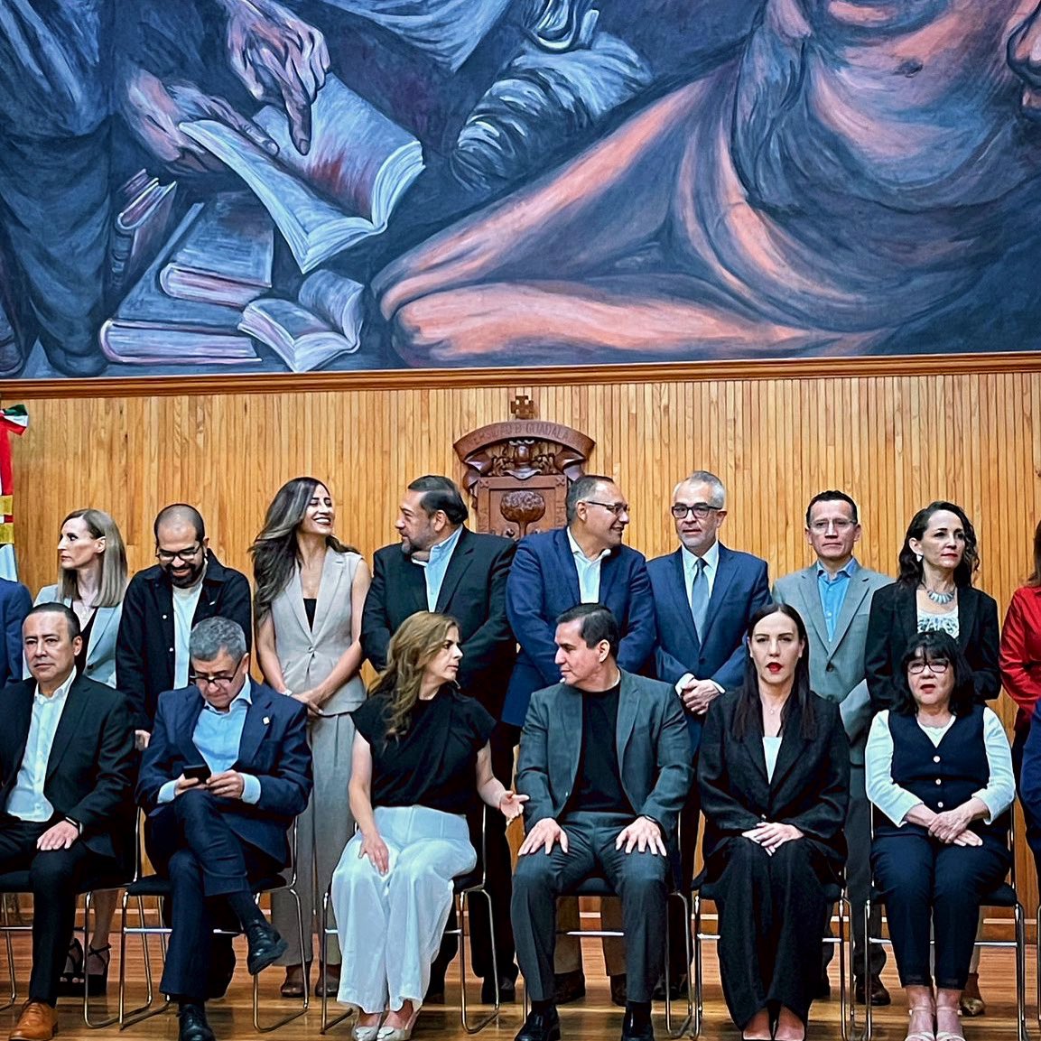 CesarBarbaD's tweet image. Hoy tomamos la foto oficial del nuevo Consejo de Rectorías de nuestra @udg_oficial. Es un orgullo caminar junto a este gran equipo, talentoso y comprometido, que inspira y construye futuro para nuestra Universidad y para nuestros jóvenes.