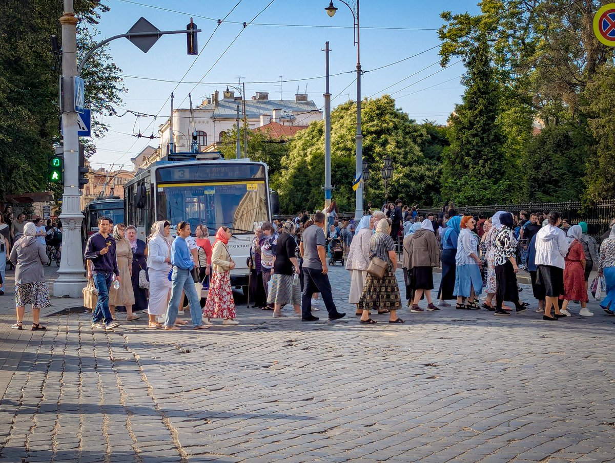 Сьогодні ПЦУ намагалась провести літургію в Соборі Чернівців, але зомбі з УПЦ МП так і не дозволили цього зробити.