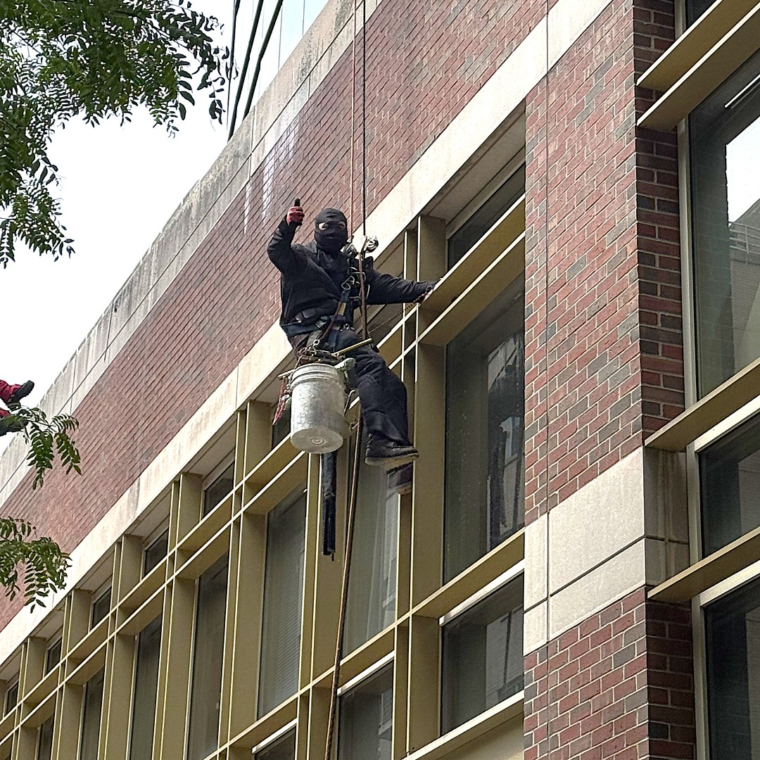ShrinersBoston's tweet image. Our patients caught a glimpse today of Superman, Captain America and more superheroes scaling the hospital building while helping keep our windows shining. Just one of the many ways joy finds its way to Shriners Children’s Boston. Thanks to Pureview for making the magic happen!