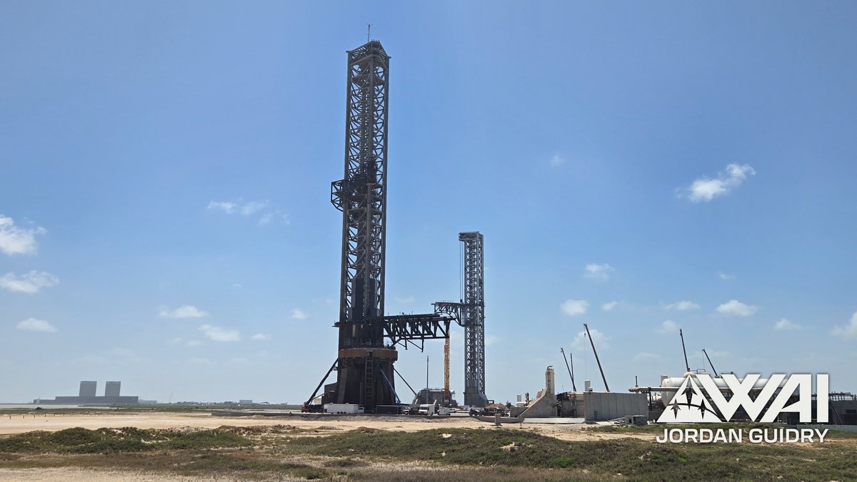 Dueling chopsticks anyone?
OLM work for both pad 1 &amp; 2 today! It's very exciting to see launch 10 preparation in full swing!!!

Check out our Tuesday episode for the latest Starbase info: youtu.be/dnOHpxHd1cg?si…

📸: @jordanguidry6